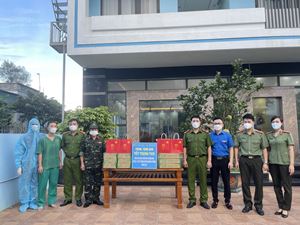 Công an huyện Quảng Xương (Thanh Hóa): Tặng quà Tết Trung thu cho các cháu tại khu cách ly tập trung